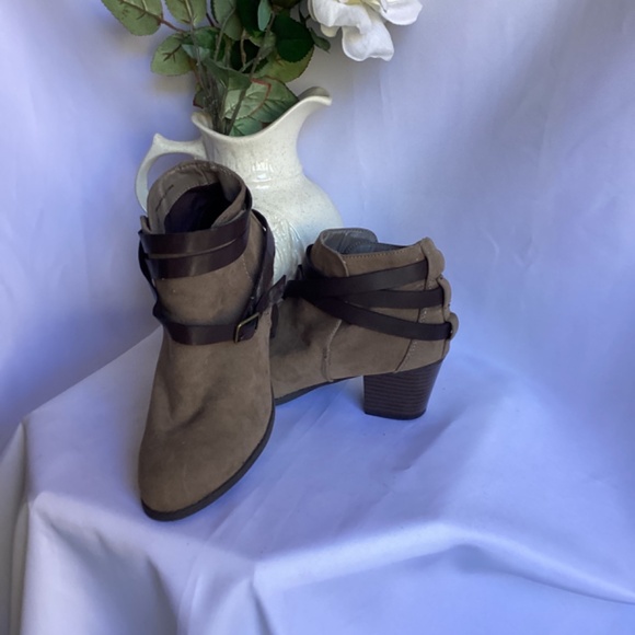 Mossimo Supply Co Camel with Brown Straps Ankle Boot - Picture 4 of 5